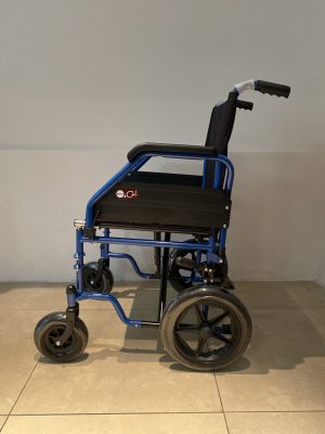Carrozzina da transito blu pieghevole con ruote medie, braccioli fissi e struttura leggera per disabili.