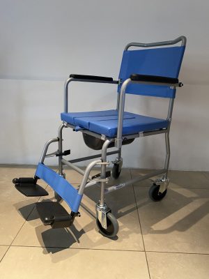 Carrozzina pieghevole autospinta con ruote grandi, seduta blu imbottita e poggiapiedi per disabili.