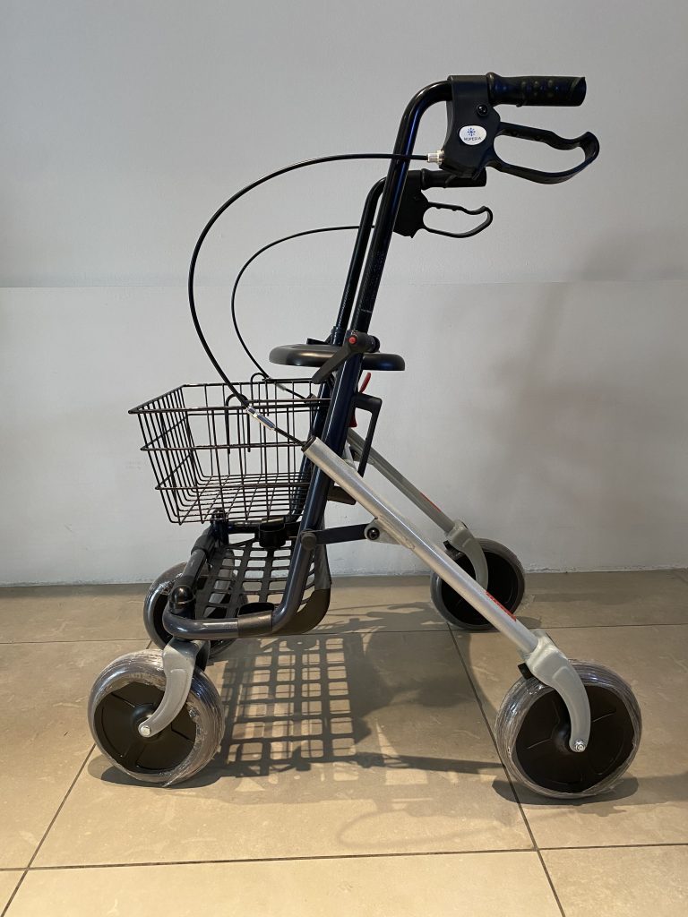 Deambulatore rollator da interno ed esterno con cestino portaoggetti e seduta.