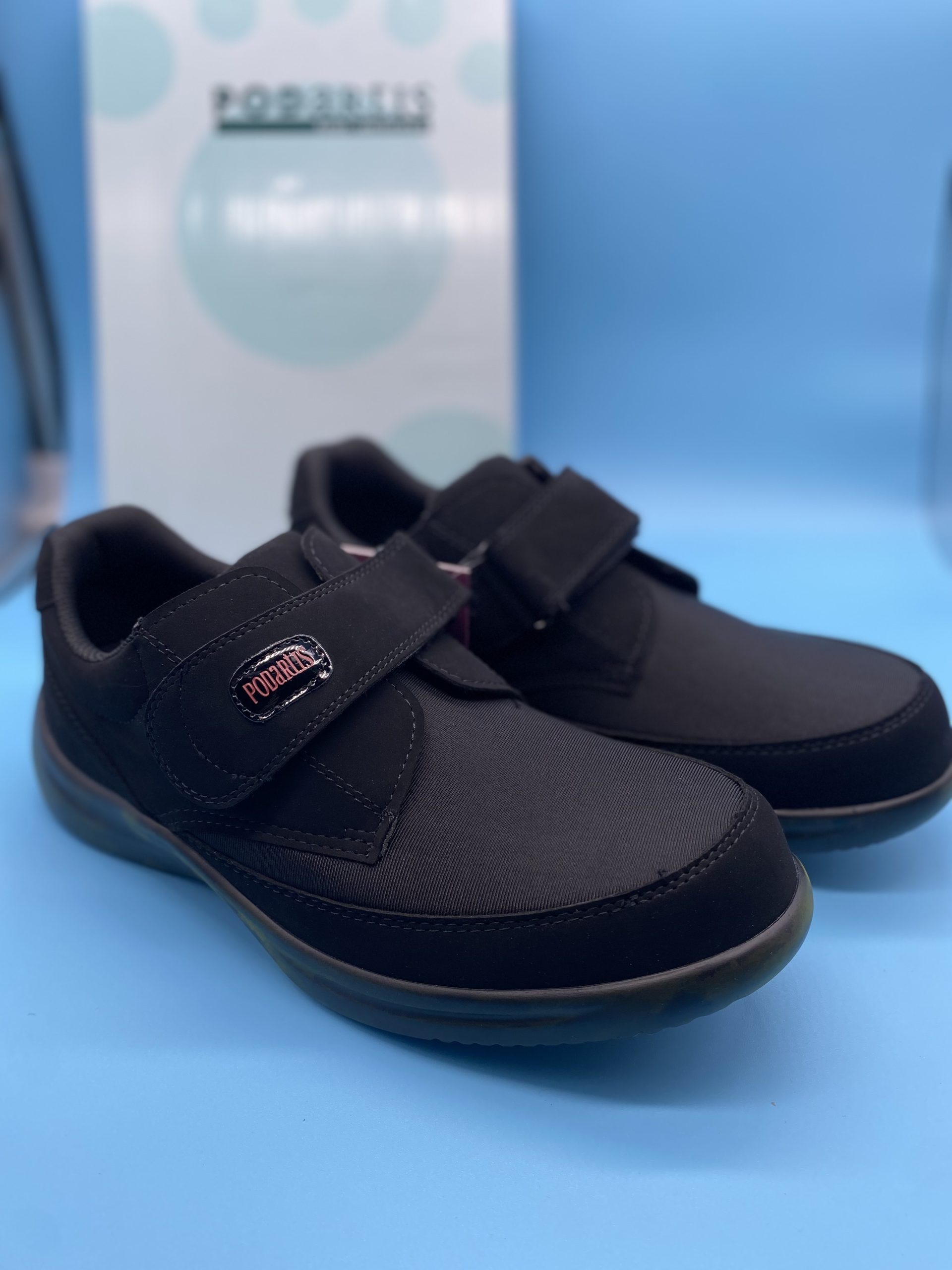 Scarpa ortopedica post-operatoria Podartis Deambulo L Uomo modello SA200 nera con chiusura a velcro.