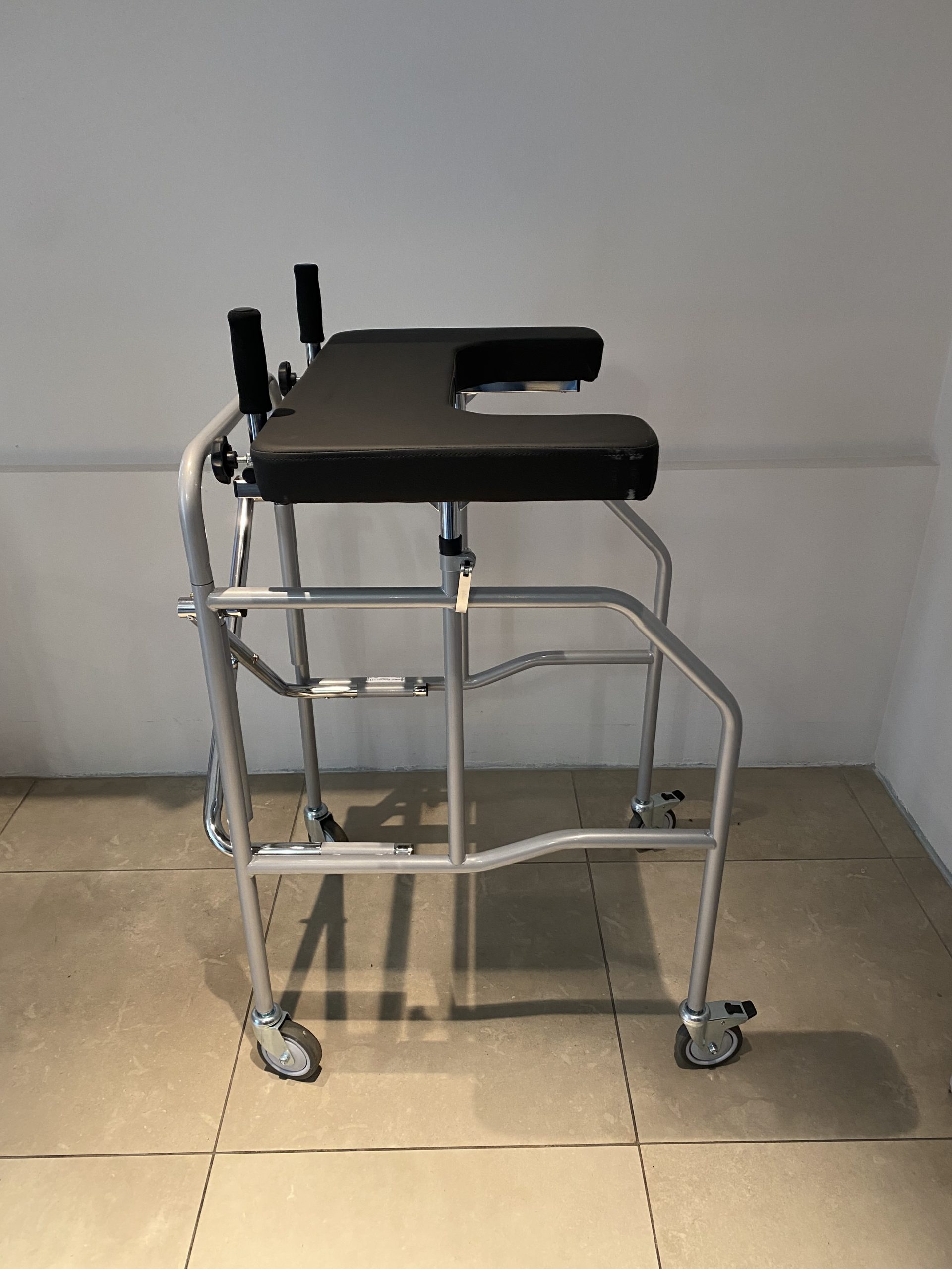 Deambulatore Alto Pieghevole in Acciaio con Tavolo Antibrachiale Imbottito – Cod. RP756T - immagine 2