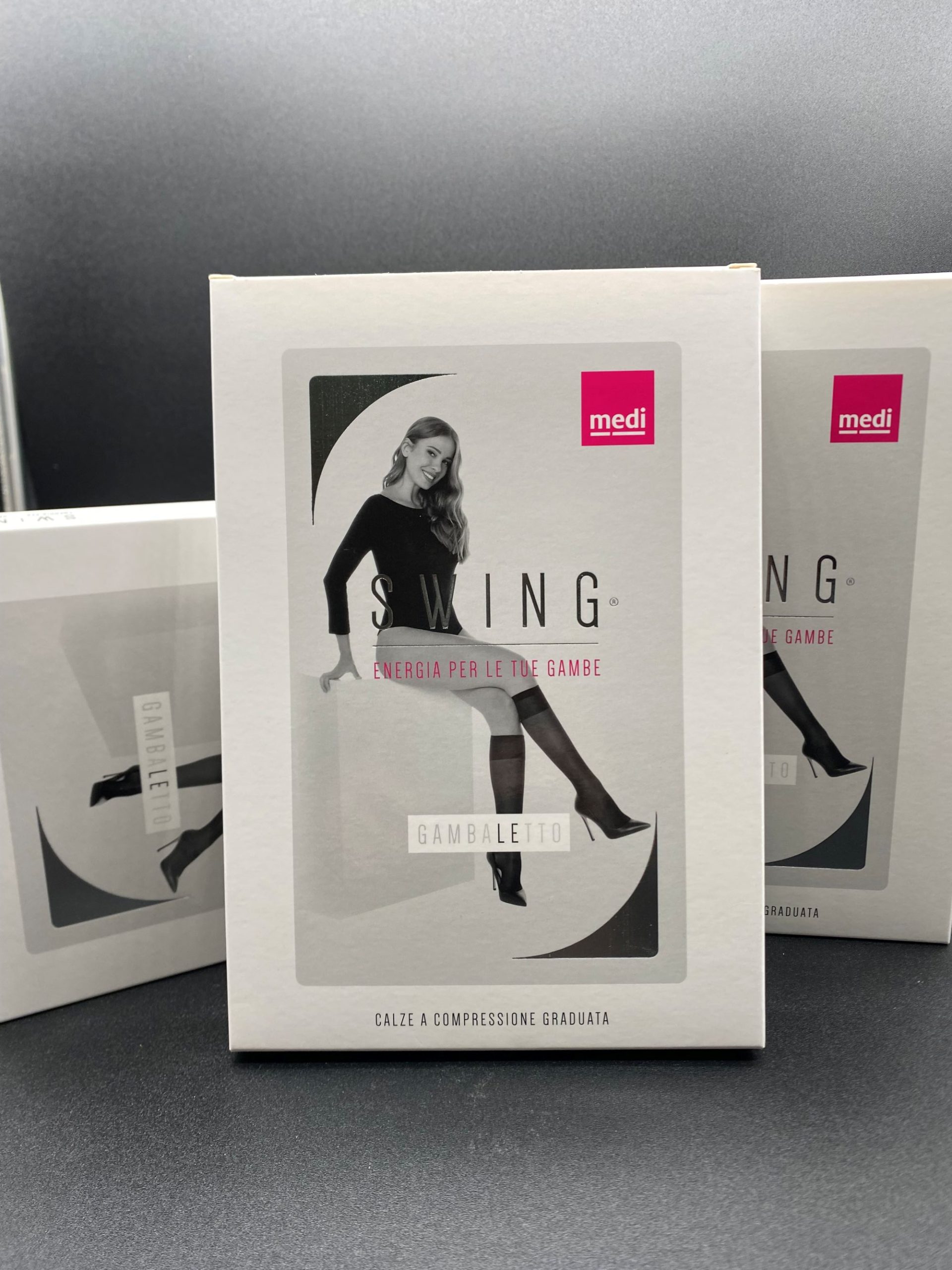Gambaletto a compressione graduata MEDI Swing Classic a punta chiusa colore naturale e nero.