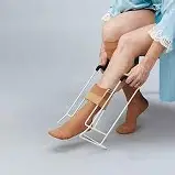 Infilacalze Butler in metallo bianco con staffa e impugnature per calze a compressione graduata.